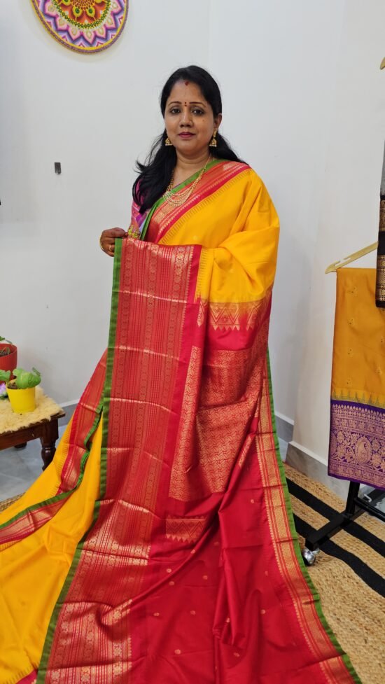 KG3101 Premium Gadwal Pattu Checks Saree with Contrast Borders and Rich Zari Pallu – Sasu Fashions